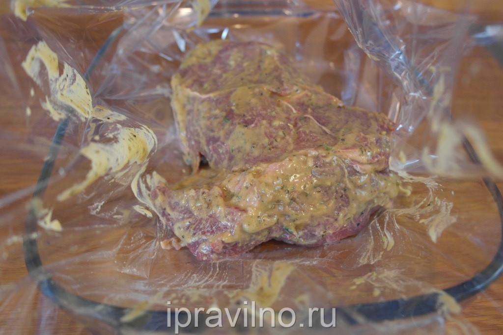 لحم البقر المطبوخ   صلصة الخردل   ضع اللحم في كيس (كم) للخبز