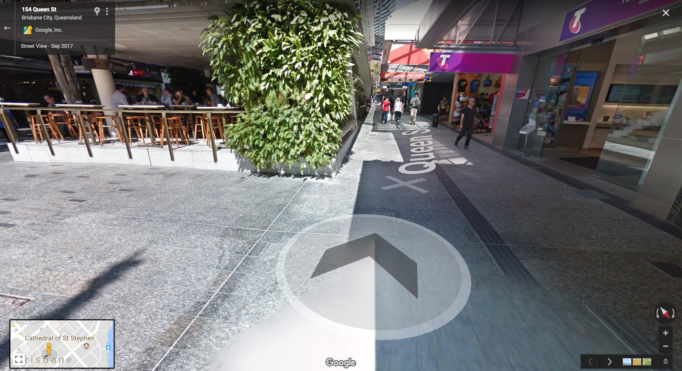 На Google Картах можно увидеть приставного джентльмена, прогуливающегося по улице Квин-стрит в Брисбене, высунувшего средние пальцы в камеру
