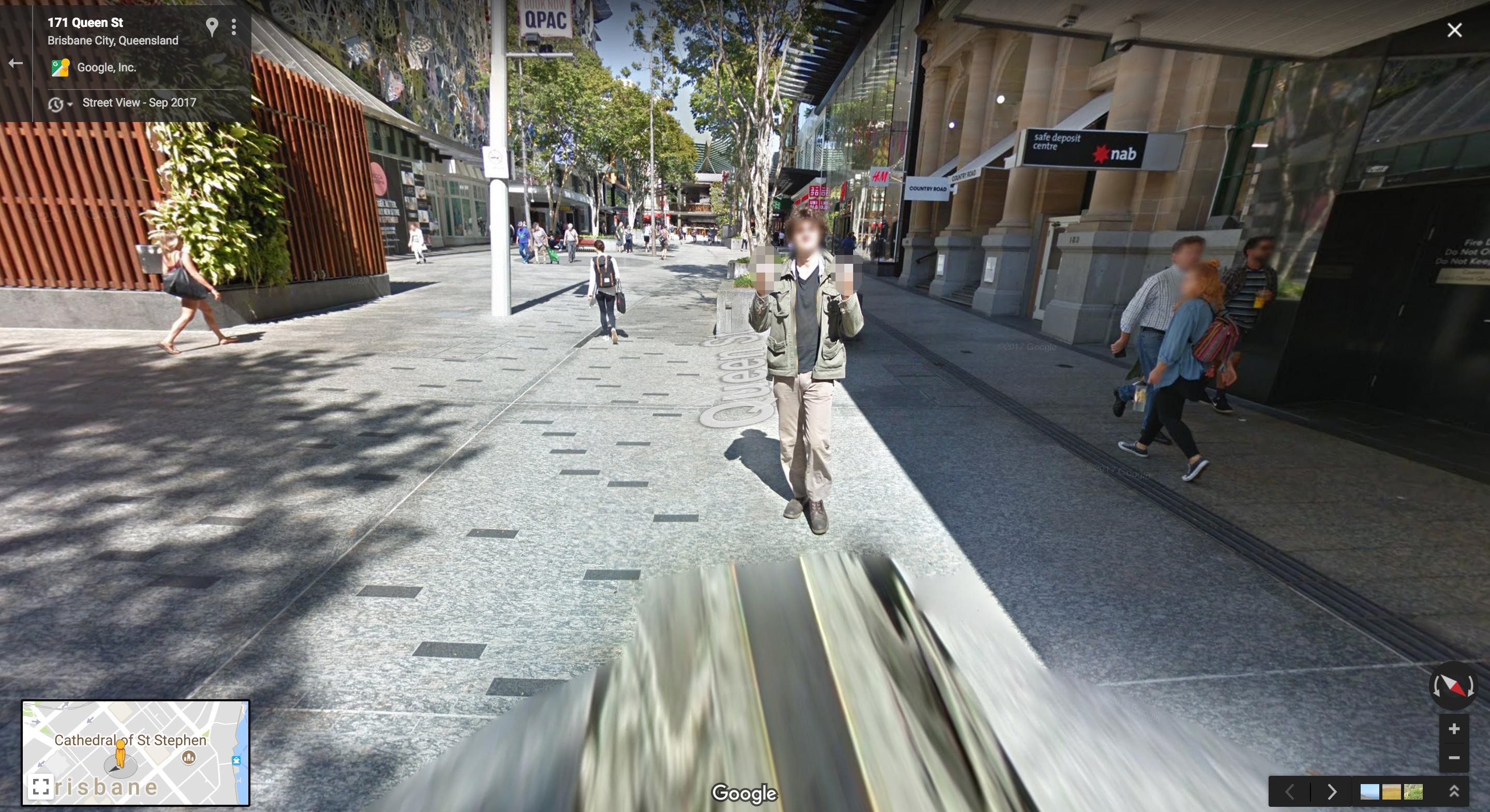 Человека сначала замечают на расстоянии (в коричневатой одежде, в правом верхнем углу изображения), но быстро обнаруживают присутствие камер Google - и вынашивает коварный план